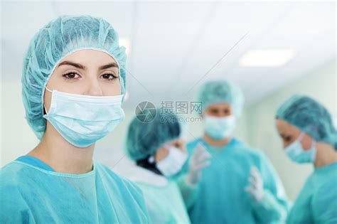 年轻女外科医生医疗队在高清图片下载-正版图片502597007-摄图网