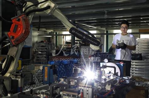 江苏张家港：智能机器人焊接 赋能医疗器械制造-人民图片网