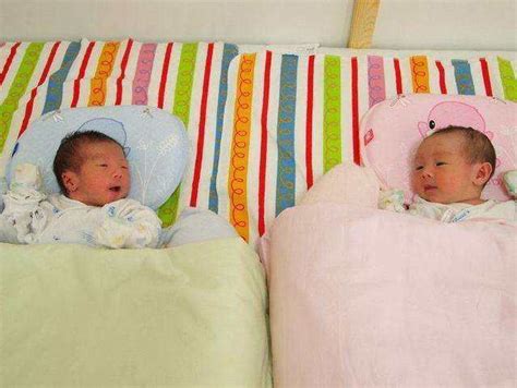 杨威双胞胎女儿一周岁生日：杨云晒出一家五口！温馨庆生合影-新闻资讯-高贝娱乐