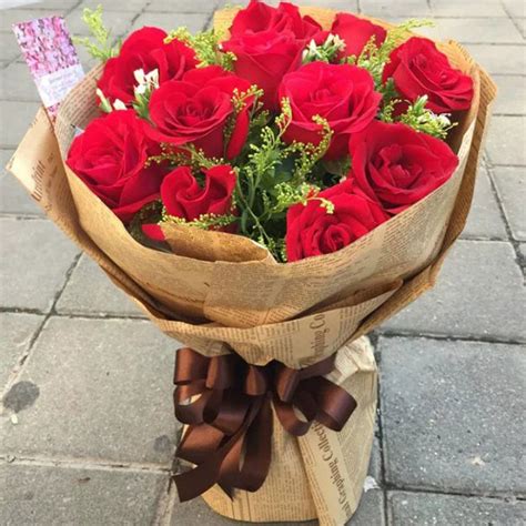 11朵红玫瑰07款-11朵红玫瑰，搭配黄莺等配花-全国送货上门优惠价格:235元-168鲜花速递网。