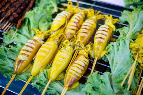 Trang当地市场新鲜的烤鱿鱼高清图片下载-正版图片505733008-摄图网