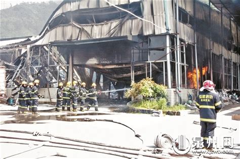 南安一海绵厂失火 数千平方米厂房烧塌 无人伤亡 - 城事要闻 - 东南网泉州频道