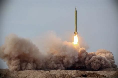 伊朗导弹落至美航母100英里外 美官员称其实距离很远_手机新浪网
