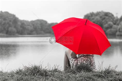 在池塘附近带着红色雨高清图片下载-正版图片507539264-摄图网
