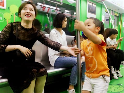 孩子骑童车上地铁 上海地铁运营方：各类自行车一律不准进入_上海滩_新民网