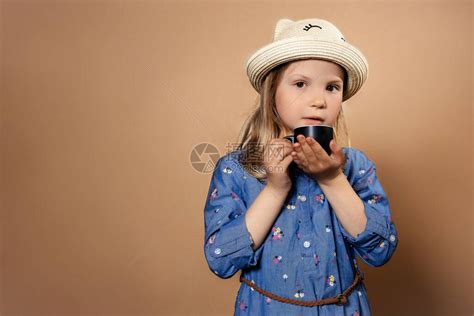 戴蓝色帽子穿蓝色裙子立体可爱的卡通小女孩三视图插画图片下载-正版图片402534479-摄图网