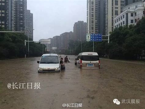 直击武汉特大暴雨：万人连夜紧急转移 城区交通已瘫痪_凤凰网