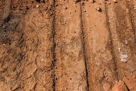 潮湿的棕色泥土和自行车轮胎轨迹的纹理高清图片下载-正版图片306875975-摄图网
