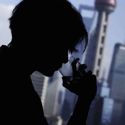 qq头像伤感男生分手了 高清孤独伤感的头像男生_男生头像_美头网