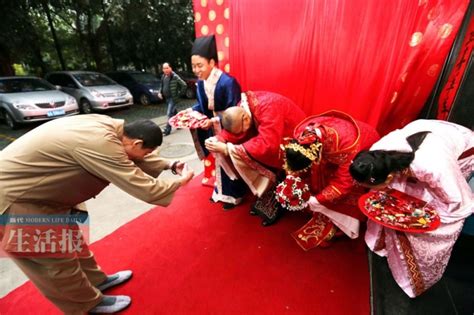 盘点外国人的中式婚礼情结，抬花轿闹洞房一样都不少|中式婚礼|新郎|外国人_新浪新闻