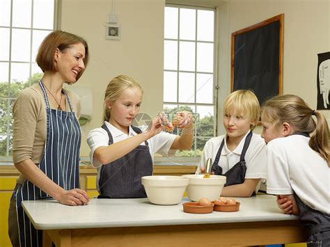 老师和孩子一起做饭高清图片下载-正版图片501457670-摄图网