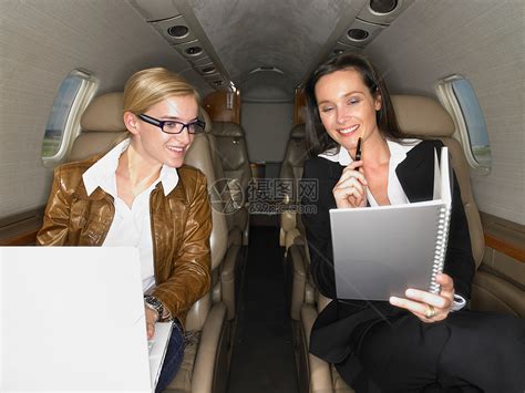 两个带手机的女人在户外高清图片下载-正版图片501443125-摄图网