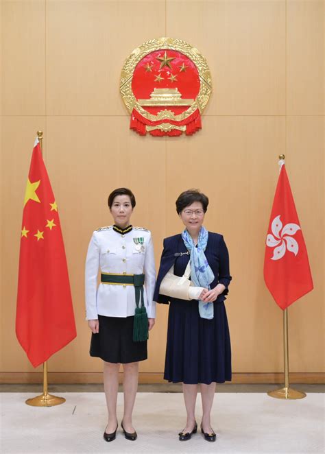 港媒：香港海关“一姐”何佩珊宣誓就职，背后首次出现国徽__财经头条