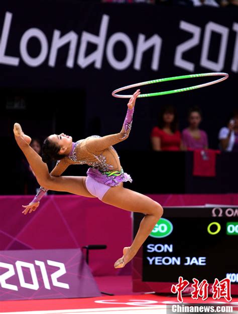 韩国美女孙妍在备战艺术体操比赛-中新网