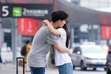 男人从背后抱着女人图片免费下载_红动中国