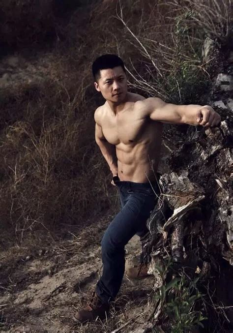 玉米地里的成熟小叔 中国肌肉男帅哥 中国 东方帅哥 健身迷网