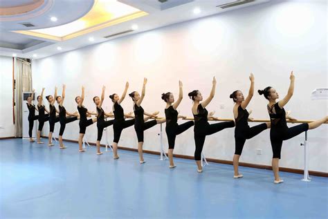 少儿舞蹈暑期集训实拍：软度是如何快速提升的？_2024舞蹈艺考最新资讯-舞蹈艺考培训就在舞研艺考！