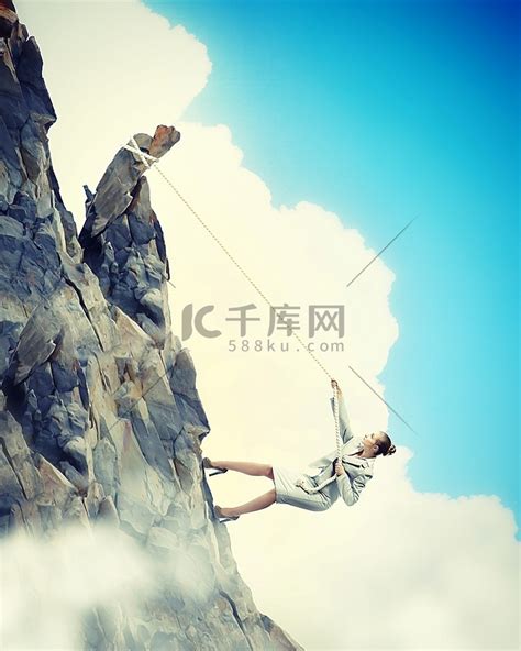 女商人攀爬陡峭的山峰挂在绳子上登山卡通动漫人物高清摄影大图-千库网