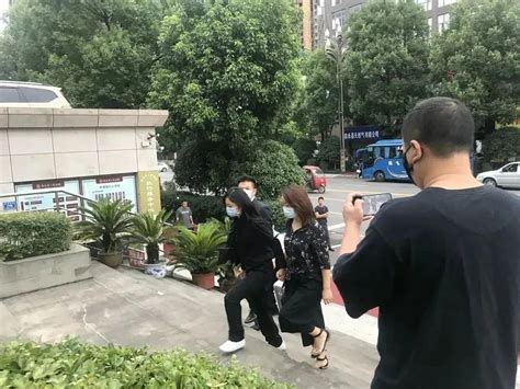 谭松韵疲惫现身法院 母亲被撞案今日公开宣判_手机新浪网