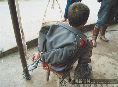 广州：8岁男生被捆绑手脚赶进厕所 老师体罚后失联(图) - 投诉曝光 - 中国网•东海资讯