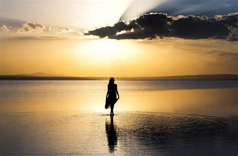 站在海边看日出的美女剪影摄影图片 - 三原图库
