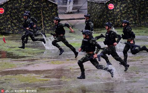 广东深圳武警大雨中举行军事竞赛--图片频道--人民网
