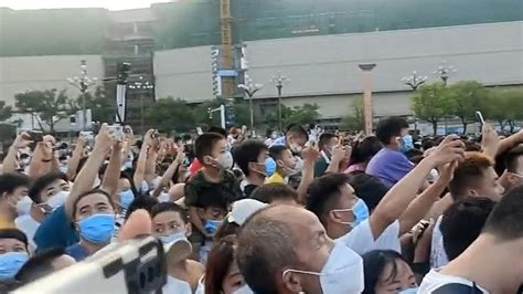江西南昌：市民起早到八一广场看升旗仪式 高唱国歌热情满满_新浪新闻