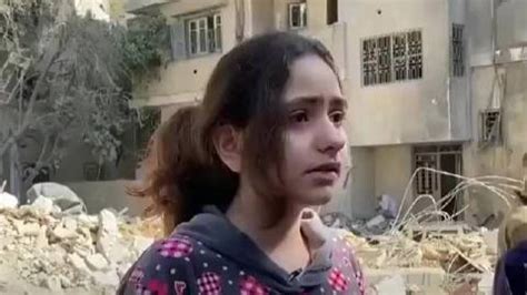 巴勒斯坦小女孩从自家废墟被救出，到达医院门口时双手仍捂紧耳朵_新浪新闻