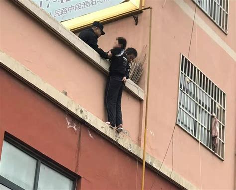 千阳县人民政府 部门动态 千阳县公安局民警成功救助一名欲跳楼男孩