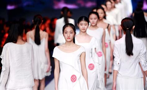 这位外媒欣赏的中国模特又引起热议，所谓“高级脸”到底是个什么标准？|界面新闻 · 时尚