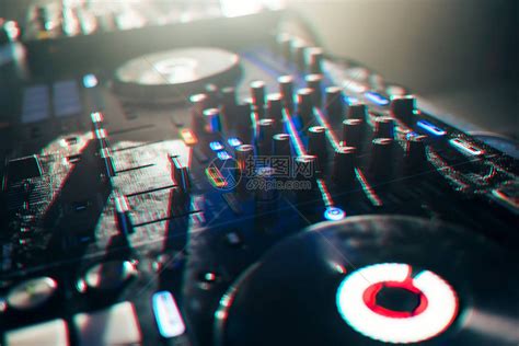 在夜总会播放音乐和聚会的DJ混音器控高清图片下载-正版图片506068746-摄图网