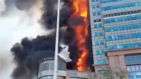 【影像】探访天津起火大厦：直达主楼的楼梯间堆满杂物|界面新闻 · 图片