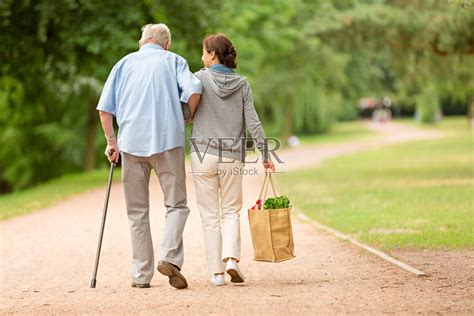 照顾老人的女人帮助老人购物照片摄影图片_ID:150412807-Veer图库