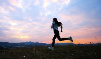夕阳下跑步健身图片素材-正版创意图片500775915-摄图网