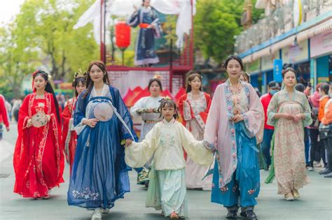 武汉欢乐谷掀起春季汉服游园热潮 - 国际在线移动版