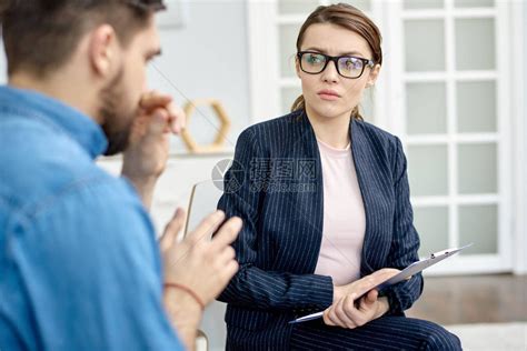 沮丧的留着胡子的男人坐在舒适的办公室里与才华横溢的心理学家面对讨论问题高清图片下载-正版图片505420197-摄图网