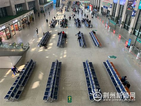 早上9点，荆州火车站内秩序井然，在火车站工作人员的指引下，乘客们佩戴口罩，手持健康绿码，依次排队刷脸进入候车大厅。