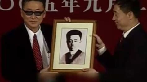 李敖回国后到北京大学演讲 许多学生拿着横幅夹道欢迎_凤凰网视频_凤凰网