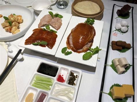 北京烤鸭的精华，在老四合院里，吃着焦脆的鸭皮蘸着白糖