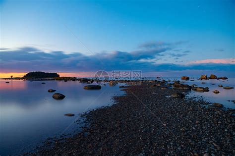 直截了当的日落观与通往爱沙尼亚波罗的海岸边孤岛的小石块之路高清图片下载-正版图片507406270-摄图网