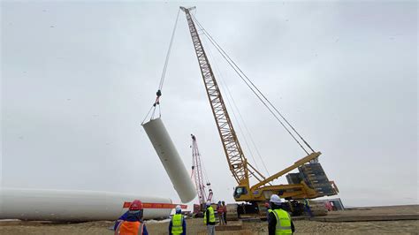 贵州工程公司 基层动态 措美哲古50兆瓦风电项目首台风机顺利开吊