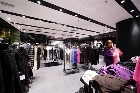 现代商场内部的欧洲服装店Eurpe高清图片下载-正版图片507116451-摄图网