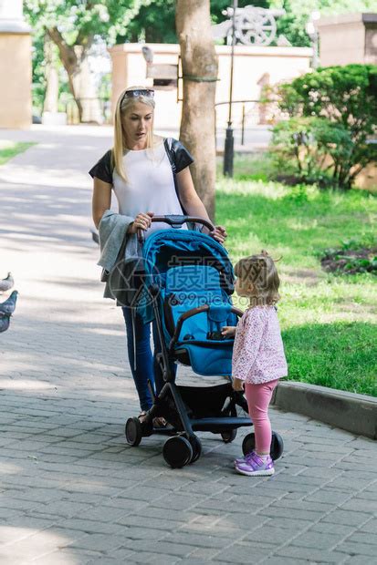 熊黛林推婴儿车图片