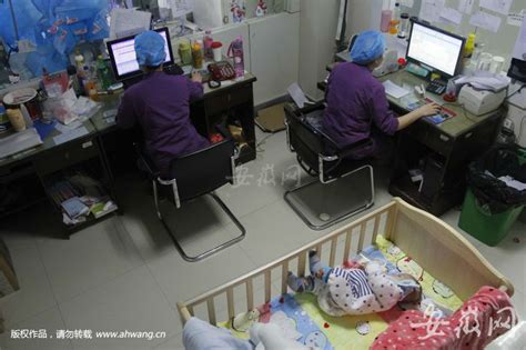 男婴被弃公厕后得救护 临泉一医院29个“爸妈”照顾他_安徽频道_凤凰网