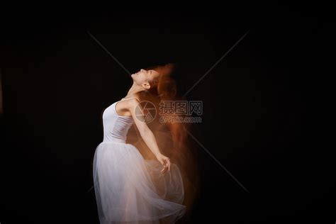 甜美女生头像舞蹈动作