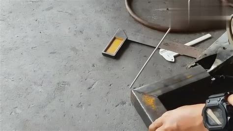 看焊工怎样用方铁管焊接直角的，看似简单技术要求却很高，多学学_腾讯视频
