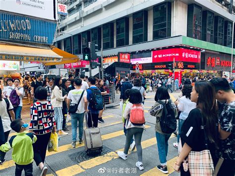 五一节的香港旺角，感觉除了人就是招牌，主要是内地游客最多。|旺角|五一节|内地游客_新浪新闻