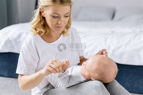年轻母亲牵着婴儿手的肖像高清图片下载-正版图片503474312-摄图网