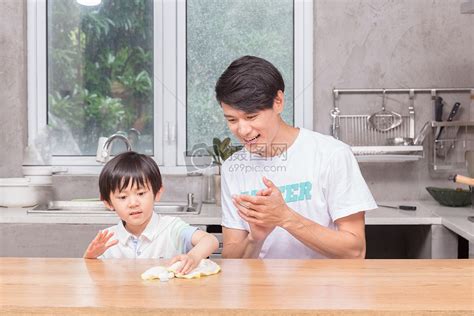 孩子学习帮助父母做家务擦桌子高清图片下载-正版图片500441019-摄图网