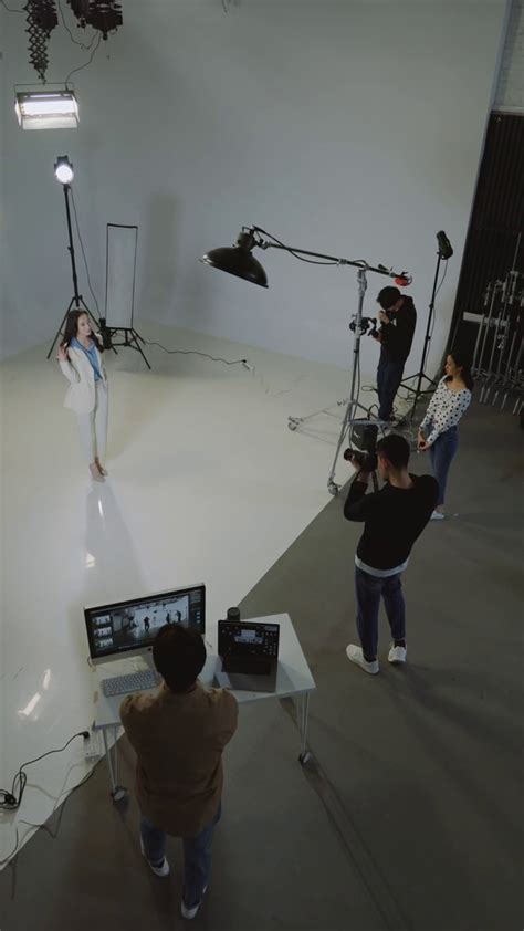 拍摄中的模特和摄影师—高清视频下载、购买_视觉中国视频素材中心